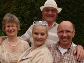 Das Ensemble mit Regisseur und Autorin