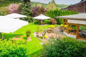 Kleines Hotel im Harz mit großem Garten zum Entspannen Großer Biergarten im Hotel-Restaurant Harzer Hof Herzberg-Scharzfeld am Harz